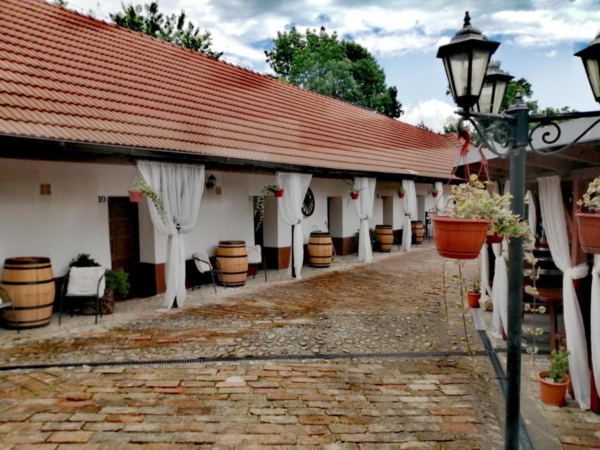 Zamecky Penzion Rotunda Breclav Exterior photo
